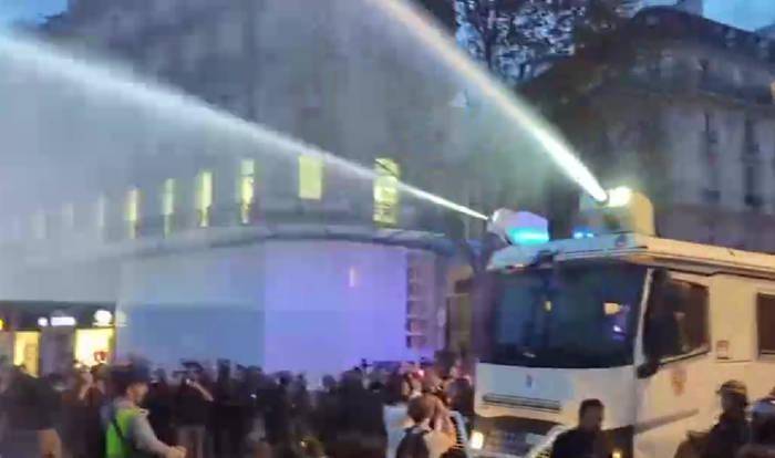 法国街头爆发大规模抗议：千人聚集挥舞巴勒斯坦国旗，警方动用高压水枪